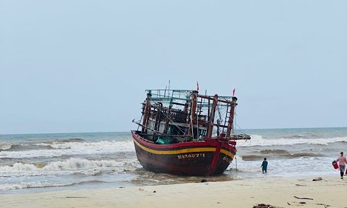 Tàu cá số hiệu QB92407 TS mắc cạn tại vùng biển thôn Thử Luật, xã Vĩnh Thái, huyện Vĩnh Linh.