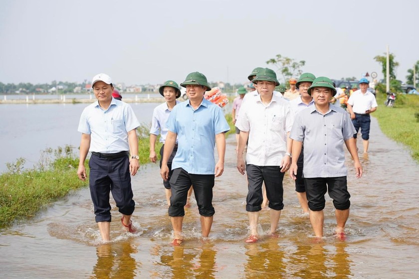 Bí Thư Tỉnh ủy Lê Trường Lưu và đoàn công tác kiểm tra tình hình mưa lũ tại huyện Quảng Điền. 