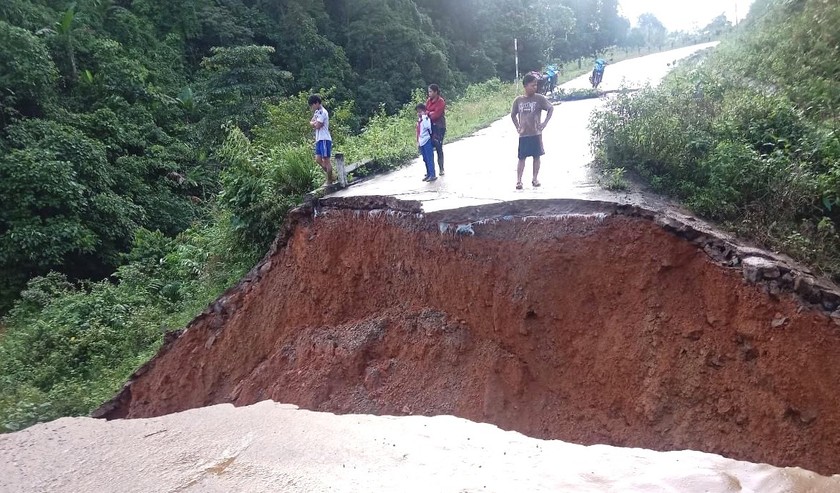 Đoạn đường tuần tra biên giới Sa Trầm - Pa Lin qua thôn Ra Poong, xã Ba Nang bị sạt lở.
