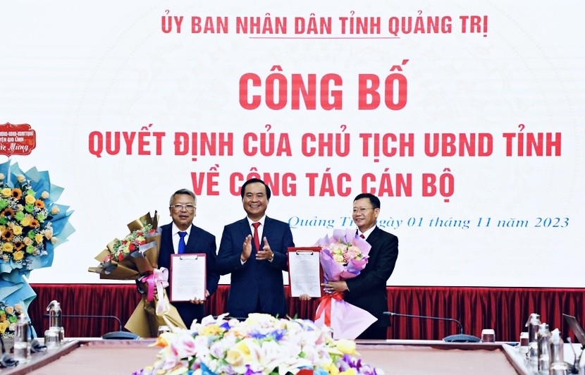 Chủ tịch UBND tỉnh Quảng Trị trao quyết định cho tân Giám đốc Sở Tài nguyên và Môi trường Trần Văn Quảng và tân Giám đốc Sở Công thương Nguyễn Trường Khoa.