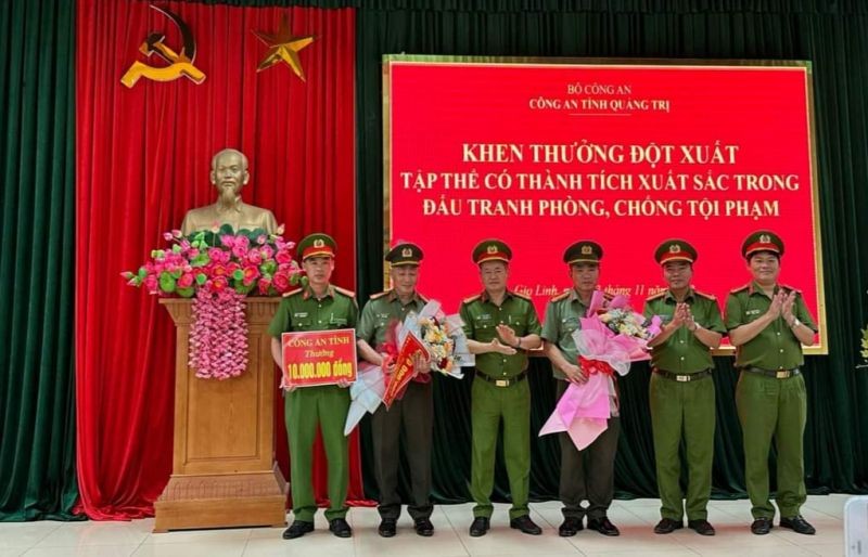 Phó Giám đốc Công an tỉnh Quảng Trị khen thưởng các đơn vị.