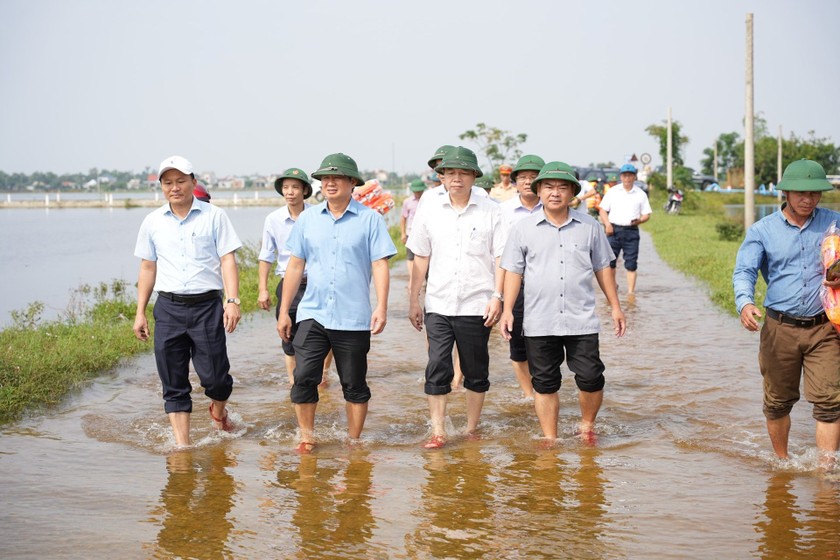 Bí thư Tỉnh ủy Thừa Thiên Huế Lê Trường Lưu kiểm tra khắc phục hậu quả mưa lũ tại huyện Quảng Điền.