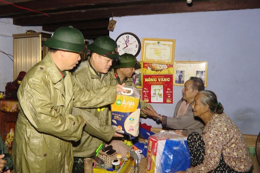 Lãnh đạo Quân khu 4 tặng quà các gia đình chính sách, gia đình có hoàn cảnh khó khăn.