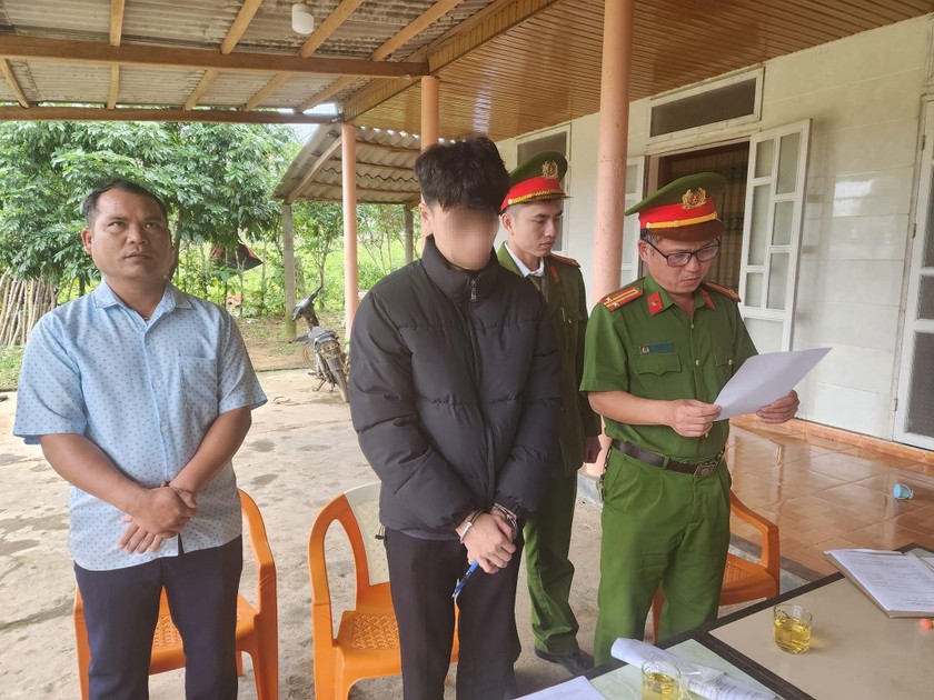 Công an huyện Đakrông tống đạt lệnh bắt tạm giam đối tượng Nguyễn Việt Hưng.