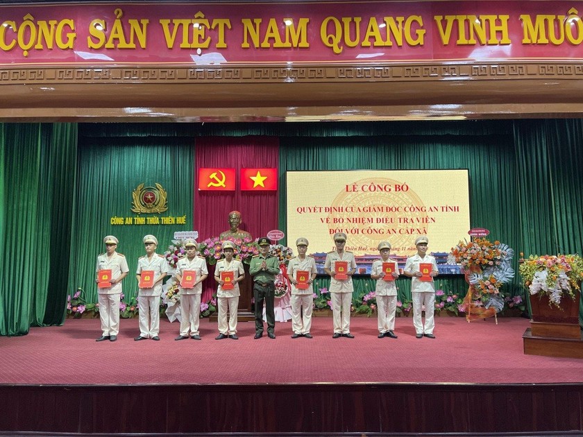 Đại tá Nguyễn Thanh Tuấn, Giám đốc Công an tỉnh Thừa Thiên Huế trao Quyết định bổ nhiệm điều tra viên cho 141 đồng chí.