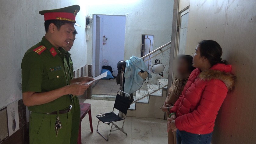 Công an đọc lệnh tạm giữ hình sự Nguyễn Thị Mỹ Trang.