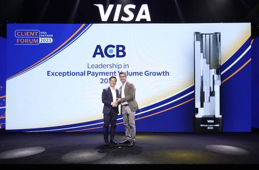 Ông Nguyễn Tâm Khoa - Phó Giám Đốc Khối Khách hàng Cá nhân kiêm Giám đốc Trung Tâm Giải Pháp Thanh Toán của ACB nhận giải thưởng từ đại diện Visa.