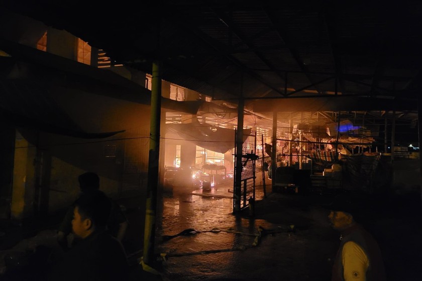Các quầy hàng trong chợ Khe Tre đều bị cháy rụi.