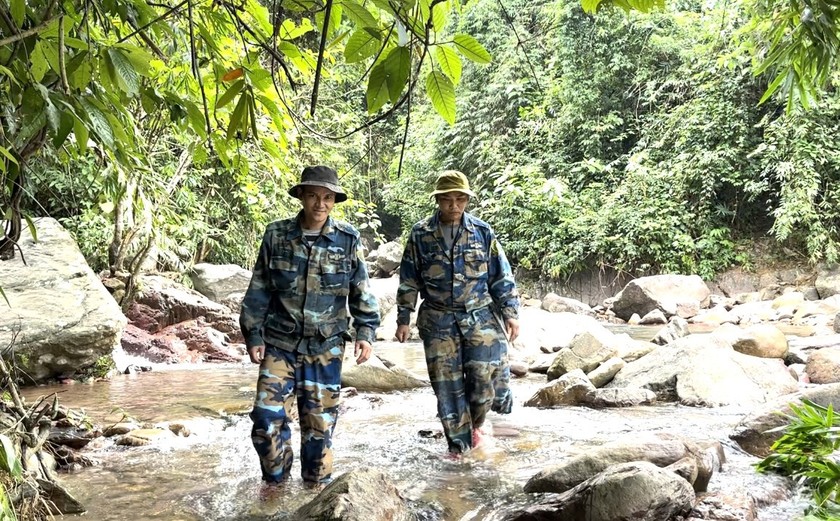 Nhóm bảo vệ rừng cộng đồng thôn Cha Măng, xã Thượng Lộ, huyện Nam Đông trên đường tuần tra bảo vệ rừng. 