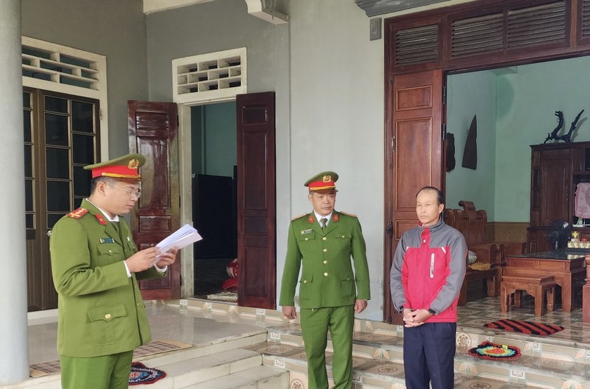 Cơ quan Công an đọc lệnh bắt tạm giam đối với Trần Văn Hoài.