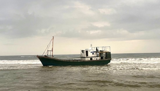 Chiếc tàu lạ được người dân phát hiện trôi dạt vào bờ biển xã Triệu Lăng, huyện Triệu Phong.