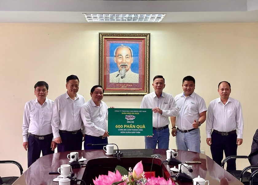 Đại diện Nhãn hàng bia Huda trao biển tượng trưng quà Tết cho Ủy ban MTTQ Việt Nam tỉnh Thanh Hóa.