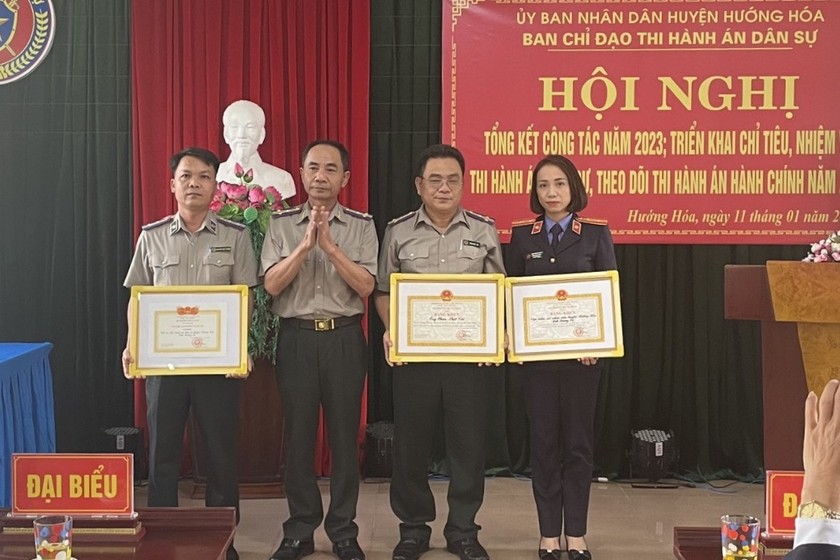 Ông Nguyễn Tài Ba, Cục trưởng Cục Thi hành án dân sự tỉnh trao Bằng khen cho các tập thể và cá nhân có thành tích xuất sắc.