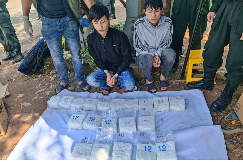 2 anh em ruột Trung và Đạt bị lực lượng Công an bắt quả tang khi đang vận chuyển thuê 20kg ma túy đá.