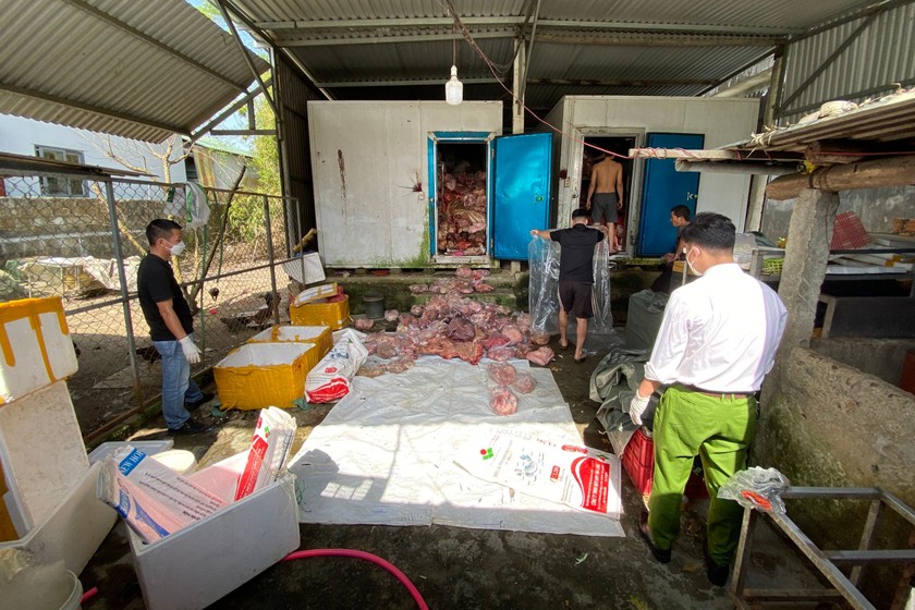 Hơn 3 tấn thịt lợn và nội tạng lợn không rõ nguồn gốc xuất xứ tại thời điểm kiểm tra. 