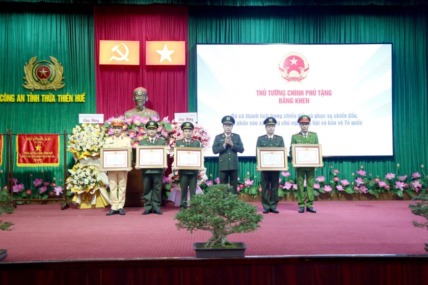 Thứ trưởng Lê Quốc Hùng đã trao Huân chương Chiến công hạng Ba cho 2 cá nhân; trao Bằng khen của Thủ tướng Chính phủ cho 1 tập thể, 4 cá nhân.