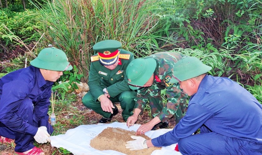 Đội quy tập 192, Bộ CHQS tỉnh Thừa Thiên Huế tiến hành cất bốc hài cốt liệt sĩ.