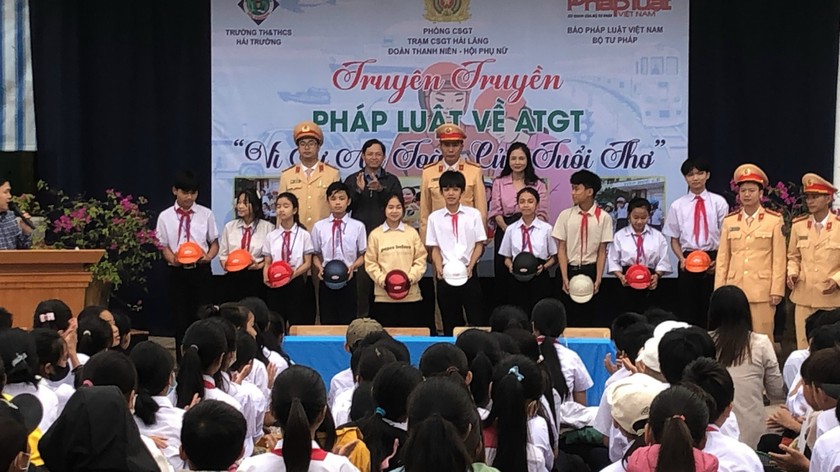 200 chiếc mũ bảo hiểm đã được trao cho các em học sinh Trường Tiểu học và THCS Hải Trường.