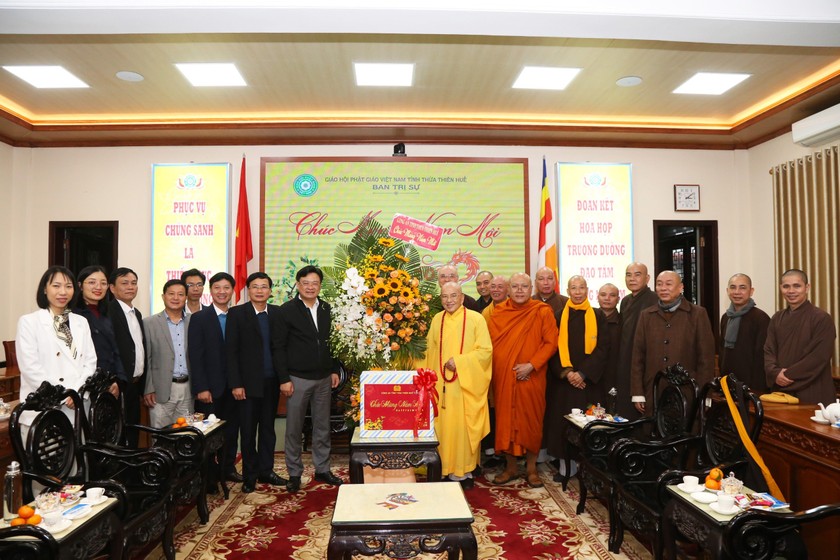Đại tá Nguyễn Thanh Tuấn, Giám đốc Công an tỉnh Thừa Thiên Huế trao tặng lẵng hoa và gửi lời chúc mừng Ban Trị sự Giáo hội Phật giáo Việt Nam tỉnh Thừa Thiên Huế.