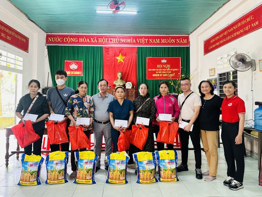 Phó tổng biên tập Trần Ngọc Hà, nhà báo Nguyễn Quang Tám trao quà cho các hoàn cảnh khó khăn.