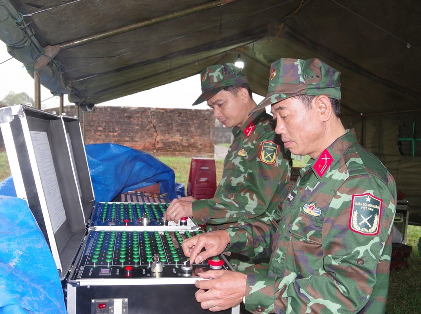 Công tác chuẩn bị bắn pháo hoa tại vị trí Kỳ Đài, Ngọ Môn.