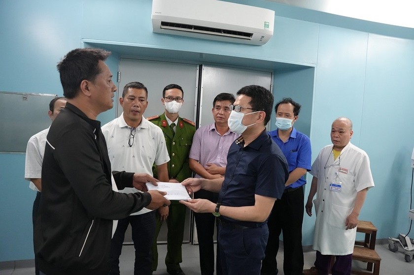 Phó Chủ tịch Ủy ban nhân dân tỉnh Thừa Thiên Huế tặng quà động viên người nhà nạn nhân trong vụ tai nạn.