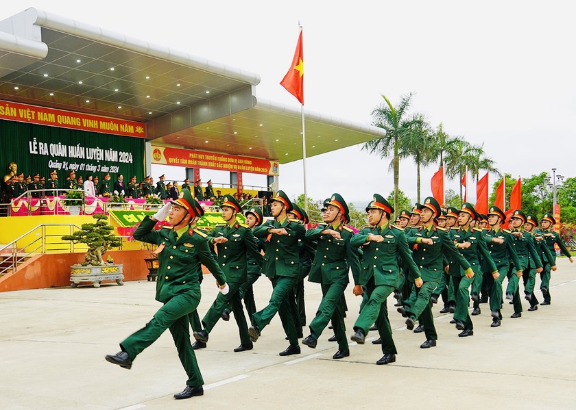 Duyệt đội ngũ tại lễ ra quân huấn luyện.