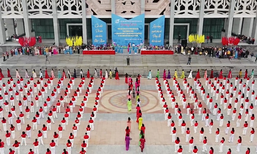 1.114 hội viên phụ nữ TP Đông Hà đồng diễn dân vũ và trình diễn áo dài.