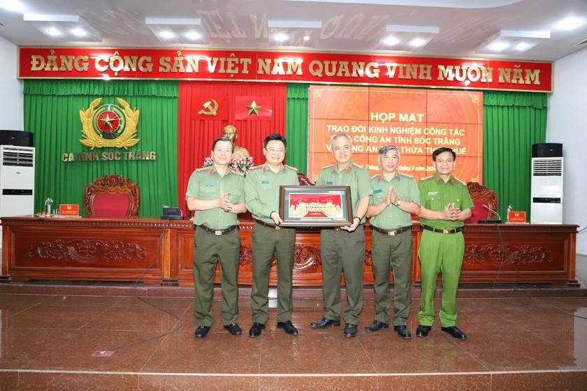 Đại tá Nguyễn Thanh Tuấn - Giám đốc Công an tỉnh Thừa Thiên Huế tặng quà lưu niệm Công an tỉnh Sóc Trăng.