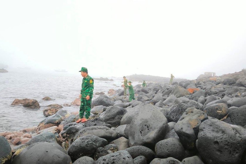 Đồn Biên phòng đảo Cồn Cỏ triển khai lực lượng tìm kiếm ngư dân mất tích.