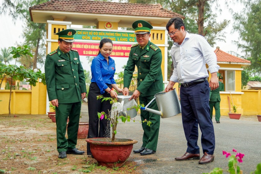 Lãnh đạo Bộ Chỉ huy BĐBP Thừa Thiên Huế và huyện Phú Lộc trồng cây tại công trình “Tuyến đường hoa” phía trước Đồn Biên phòng Lăng Cô. 