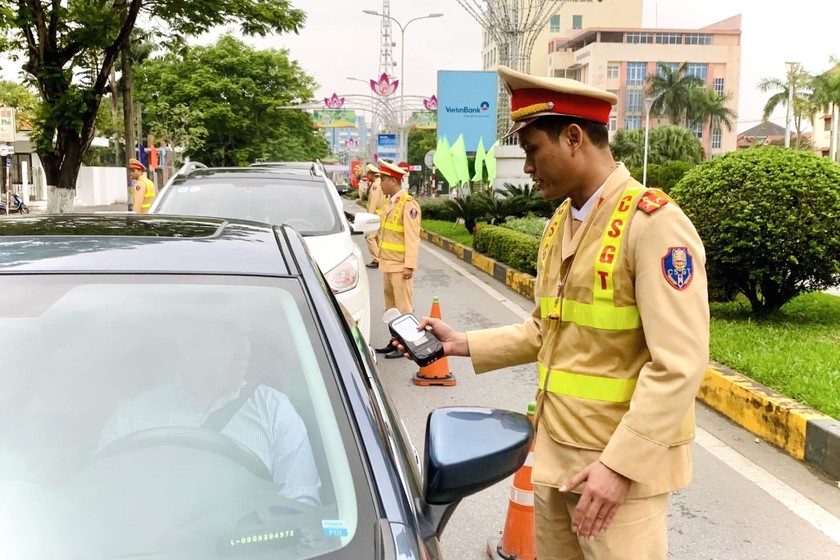 Lực lượng CSGT Quảng Trị xử lý nghiêm "ma men" lái xe.