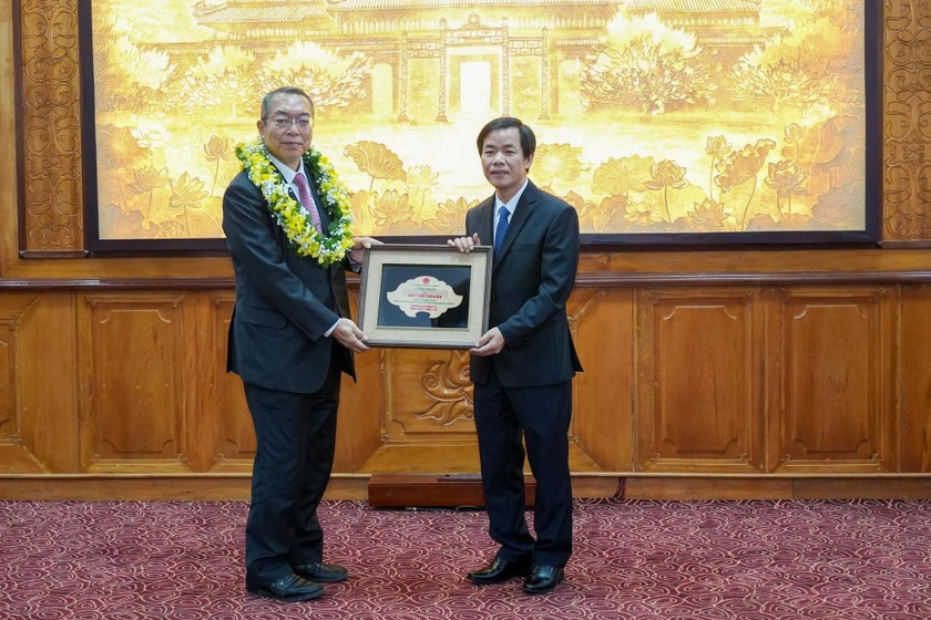 Chủ tịch UBND tỉnh Nguyễn Văn Phương trao danh hiệu “Công dân danh dự tỉnh Thừa Thiên Huế” cho ông Hattori Tadashi.