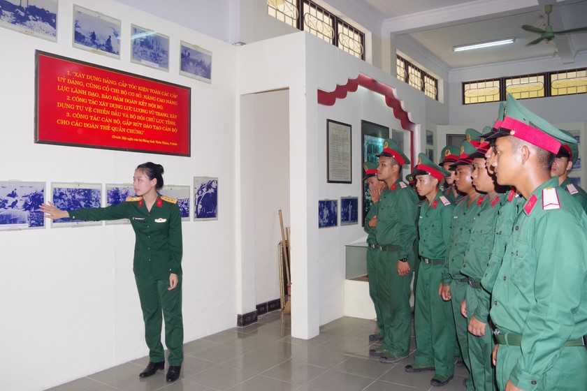 Các chiến sĩ mới tham quan, học tập tại Nhà truyền thống lực lượng vũ trang tỉnh.