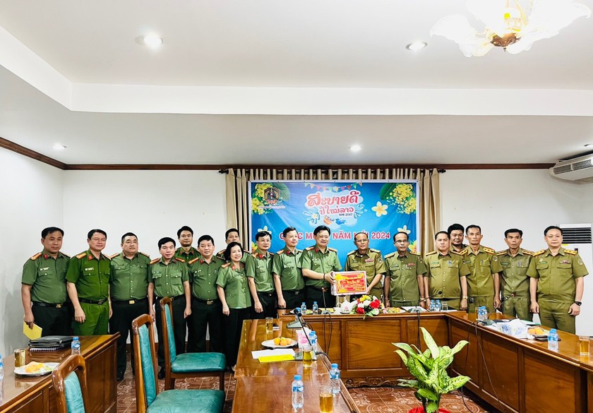 Đoàn Công an tỉnh đến thăm, chúc tết Công an tỉnh Salavan, nước bạn Lào.