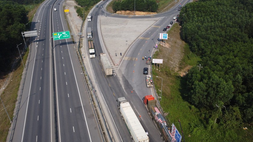 Các phương tiện trọng tải lớn lưu thông trên tuyến tránh TP Huế thay vì vào cao tốc.