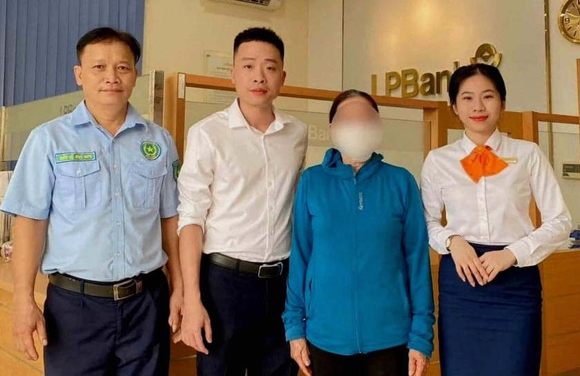 Cán bộ, nhân viên Ngân hàng Bưu điện Liên Việt, Chi nhánh huyện Cam Lộ, tỉnh Quảng Trị ngăn chặn thành công vụ chuyển tiền cho đối tượng lừa đảo.