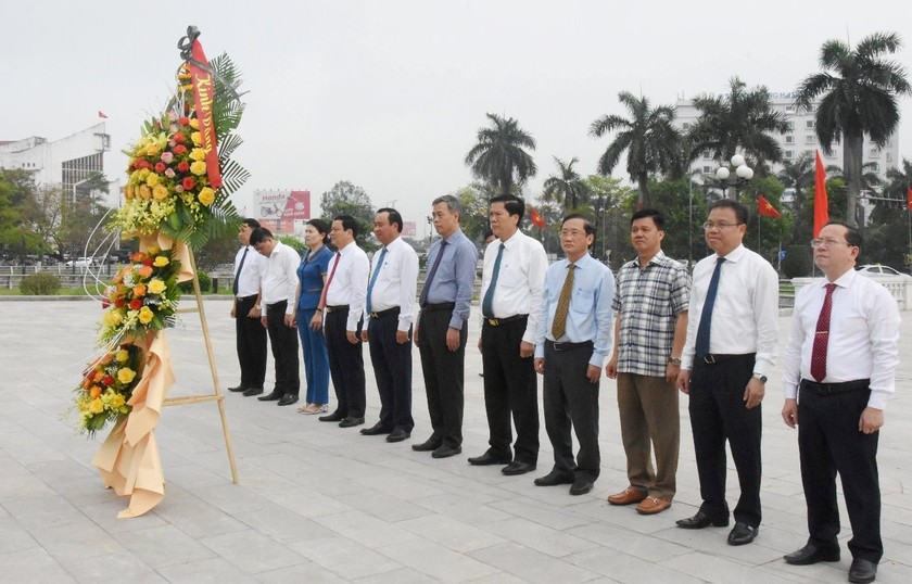 Các đại biểu dâng hoa tại tượng đài Tổng Bí thư Lê Duẩn (Công viên Lê Duẩn, TP Đông Hà).
