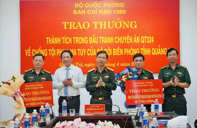 Cục trưởng Cục Điều tra hình sự, Phó Trưởng Ban Chỉ đạo 1389 Bộ Quốc phòng, Thiếu tướng Nguyễn Thanh Huy và Phó Chủ tịch UBND tỉnh Hoàng Nam trao thưởng các đơn vị (Ảnh: LT).