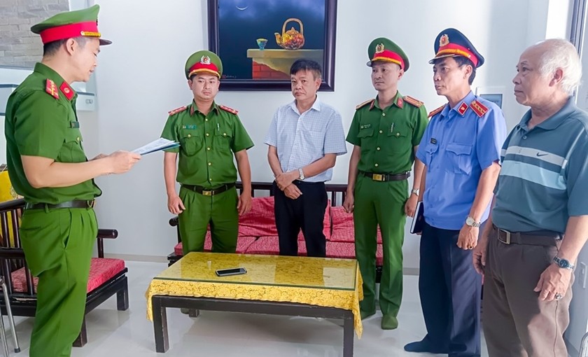 Cơ quan chức năng đọc quyết định bắt tạm giam đối với Nguyễn Phan Phú Nguyên.