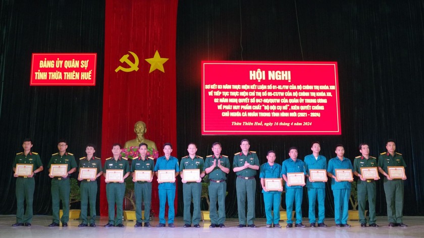 Đại tá Hoàng Văn Nhân - Chính ủy Bộ CHQS tỉnh và Thượng tá Phan Thắng - Chỉ huy trưởng Bộ CHQS tỉnh tặng giấy khen cho các tập thể đạt thành tích xuất sắc trong thực hiện kết luận 01 và Nghị quyết 847.