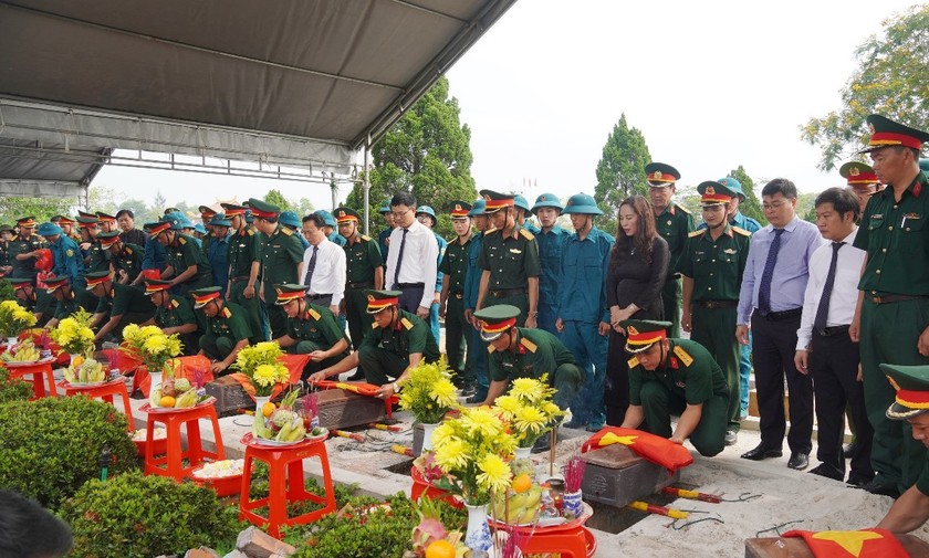 Sau lễ truy điệu, các đại biểu đã trang trọng tiễn đưa các liệt sỹ về nơi an nghỉ tại Nghĩa trang liệt sỹ huyện Hải Lăng.