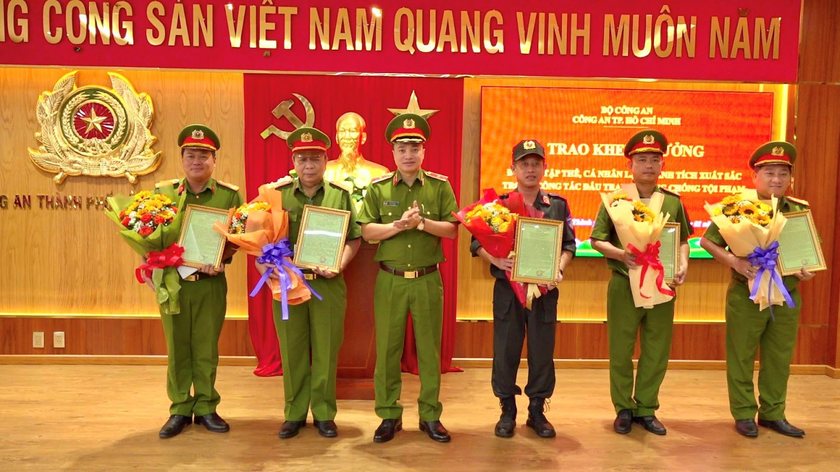Lãnh đạo Công an TP Hồ Chí Minh trao thư khen các đơn vị, cá nhân kịp thời điều tra vụ giết người, cướp tài sản