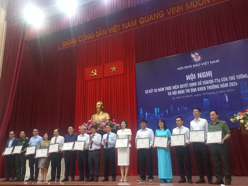 Báo Pháp luật Việt Nam vinh dự được trao tặng 1 bằng khen dành cho tập thể và 1 bằng khen dành cho cá nhân