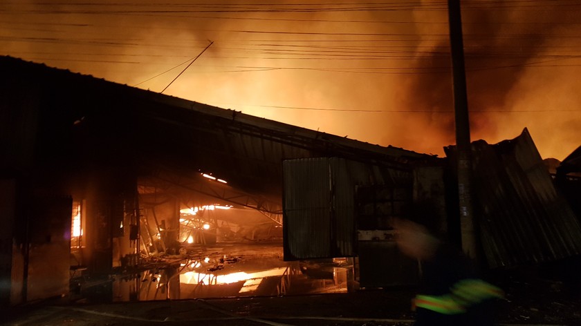 TP Biên Hòa, Đồng Nai: Cháy lớn ở xưởng gỗ trong đêm