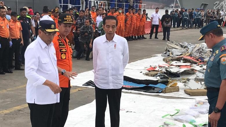 Tổng thống Indonesia Joko Widodo kiểm tra các mảnh vỡ của chiếc máy bay xấu số