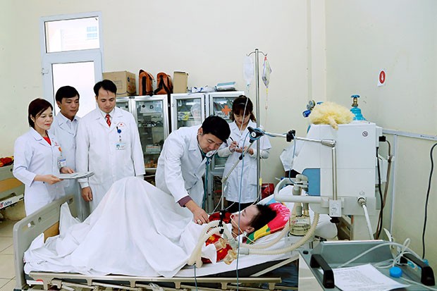 Bác sỹ thăm khám bệnh nhân tại BV Đa khoa Mộc Châu