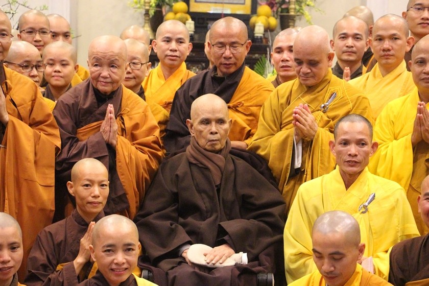 Thiền sư Thích Nhất Hạnh gặp phật tử đi lễ chùa đầu năm