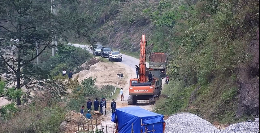 Chính quyền tỉnh Lào Cai huy động lực lượng, cho máy móc thiết bị thi công ngay trên đập và cửa nhận nước (hầm) thủy điện Tà Thàng.