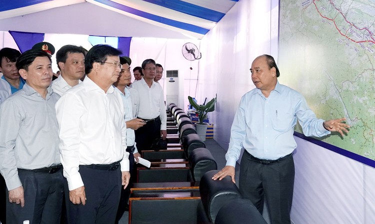 Thủ tướng Nguyễn Xuân Phúc trong một buổi làm việc với lãnh đạo Bộ GTVT và các Bộ, ngành liên quan đến dự án cao tốc Bắc - Nam
